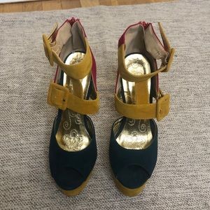 MONA MIA PLATFORM HEELS SIZE 8